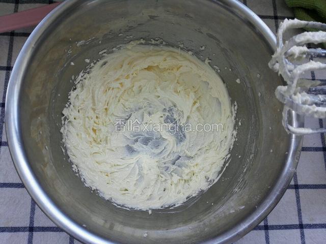 用打蛋器打发蓬松，颜色变浅。
