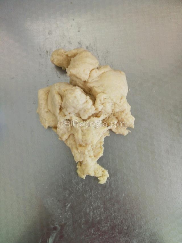 接着，拿出醒好的面，加入15g黄油，揉、搓、抻、摔打出膜。