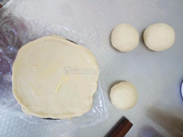 重复上面的动作，擀圆抹黄油！
