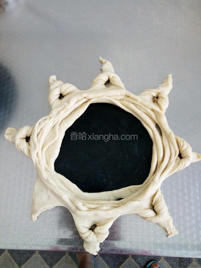 在每个角中间拿刀划个洞，再把角向里穿过去，拉出来，就是现在的效果！