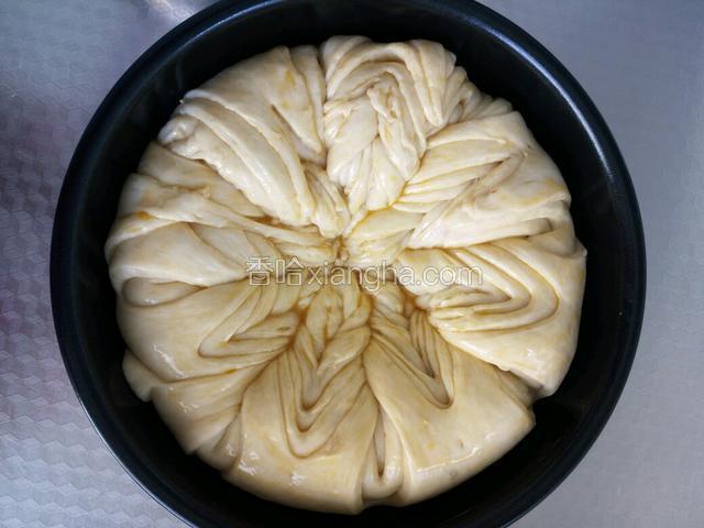 发酵满模，表面刷蛋液！