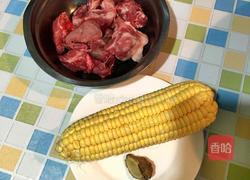 玉米排骨汤的做法图解1