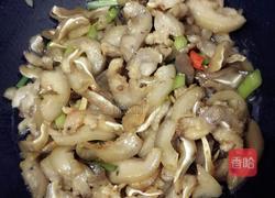 猪耳朵爆炒辣椒的做法图解3