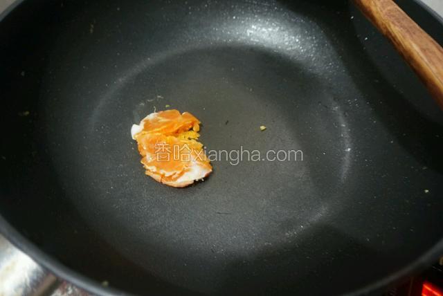咸蛋黄上锅蒸熟