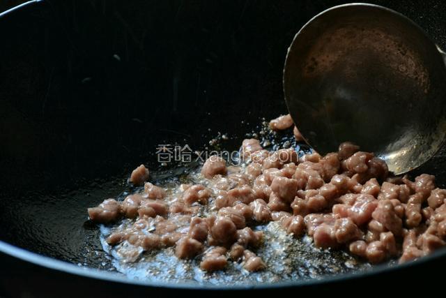 热锅凉油滑炒一下牛肉丁。
