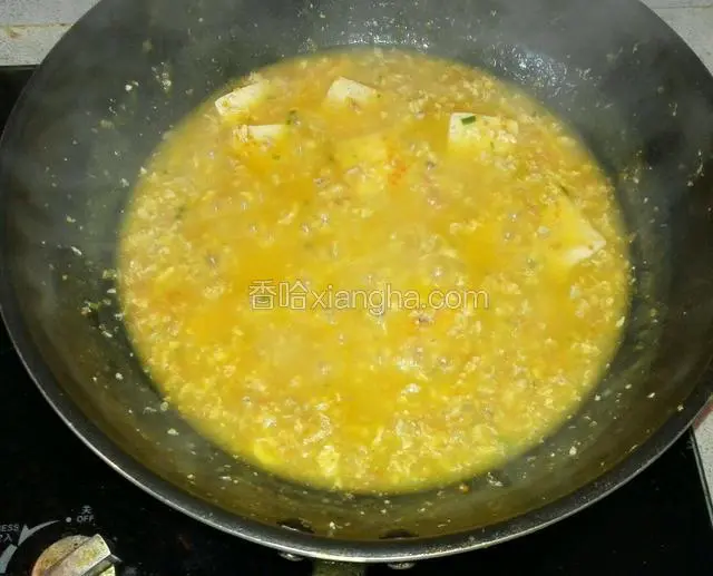 稍作加热，滑入豆腐，加适量的盐调味儿，记得搅拌从底部开始，动作要柔，以免碰坏了煎好的豆腐