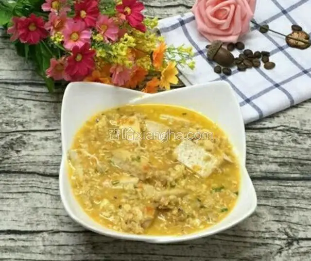 盛出装盘，趁热食用，豆腐充满了蟹的鲜美滋味