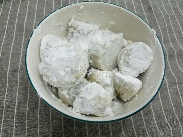 切好的芋头用容器装好，放入适量的淀粉,并让每一块芋头都均匀的裹上淀粉。
