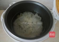 银耳香梨大米粥的做法图解2