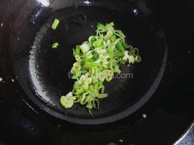 再放入少量油爆香葱绿
