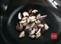 木耳香菇烧腐竹的做法图解4