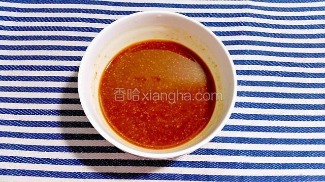 碗里放入味噌、味醂、日本清酒、水、糖、盐、豉油拌匀备用