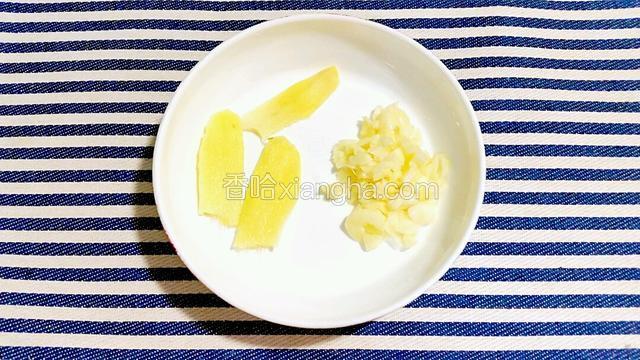 准备姜片和蒜蓉