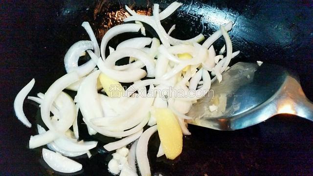 热锅下食油，下姜片、蒜蓉、洋葱炒香