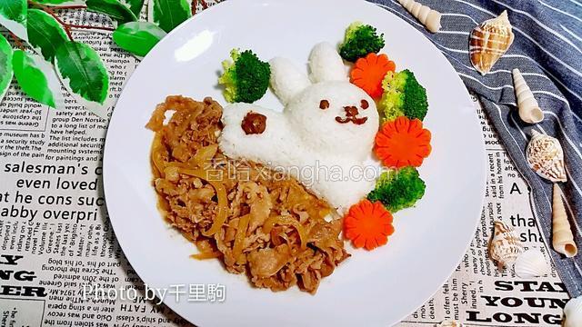 白饭盛入模具倒扣在盘子扣出卡通形状，用酱油画出尾巴和五官，将肥牛和已灼熟的蔬菜摆上，完成，美美的开吃吧！