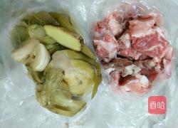 酸菜排骨的做法图解1