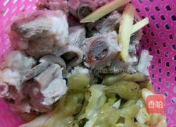 酸菜排骨的做法图解3