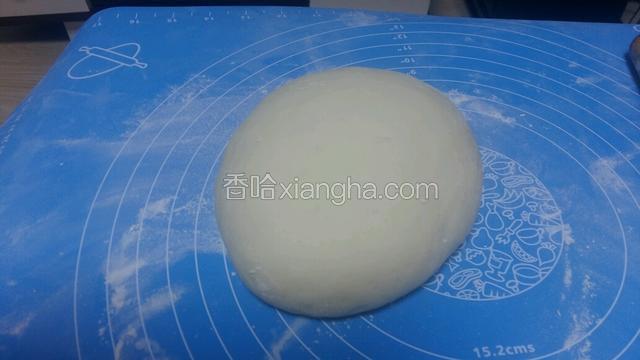饧好的面团搓揉。