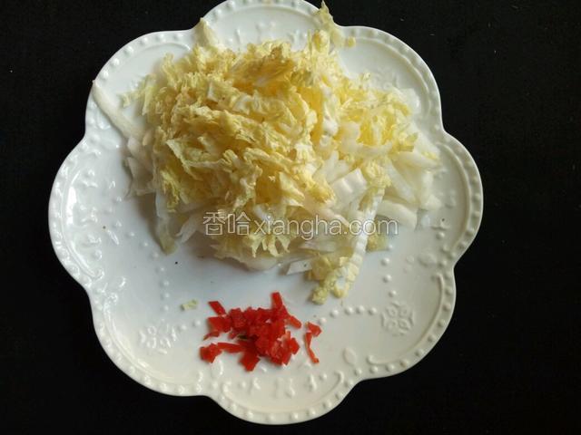 白菜切丝，红椒切末。