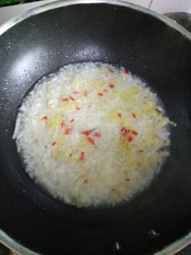 撒上红椒末即可出锅。