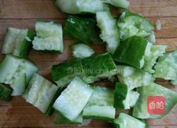 黄瓜拌油条的做法图解1