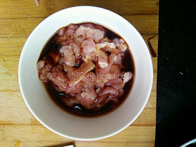 肉丝里加入料酒，生抽，米白醋，盐腌制十分钟