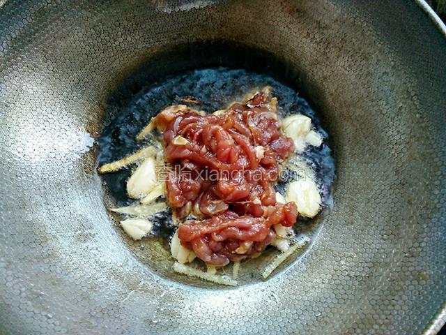 放入腌制好的肉丝翻炒