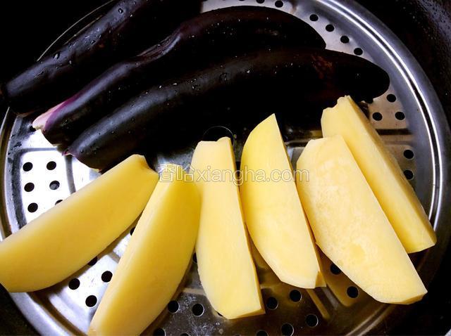土豆和茄子放入蒸锅中，大火蒸十五分钟