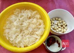 银耳莲子的做法图解2