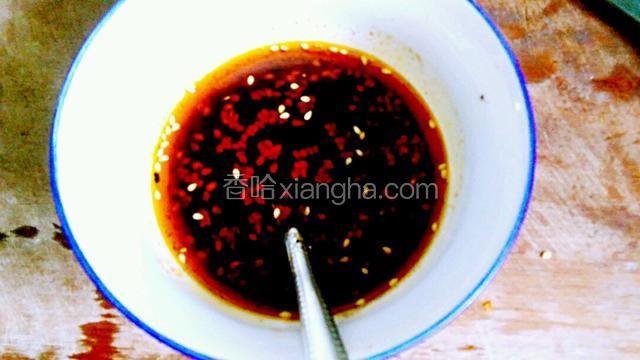 再热锅加入豆瓣酱炒出红油，加入所有的卤料炒香至变色，加入同等的水煮沸腾。沥出卤料渣留下的加点白芝麻就是又香又辣又红又漂亮馋人的红油咯。