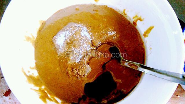 芝麻酱加白开水拌散开均匀，成糊壮加香麻油，盐和酱油拌匀备用。