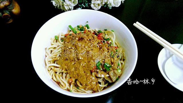 再把刚备好的配料加入碱面上面，再加入胡椒粉，味精，醋，最后加入芝麻酱，大蒜水和红油。