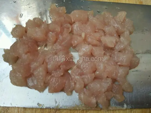 切成指甲盖大小的肉丁。