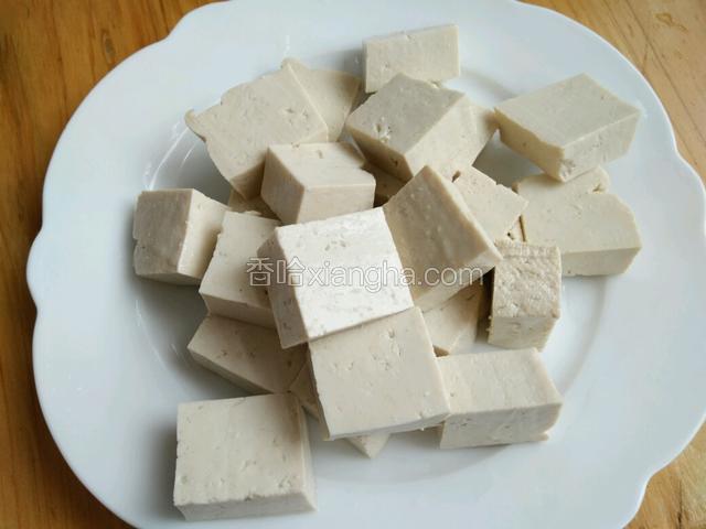 将豆腐切成小块备用。