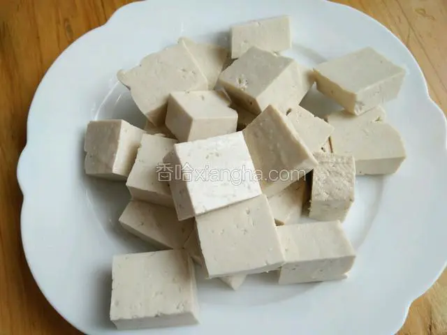 将豆腐切成小块备用。
