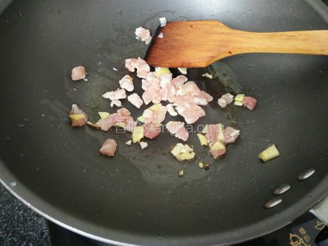 锅中烧热油，放入葱姜爆香锅放入瘦肉翻炒。