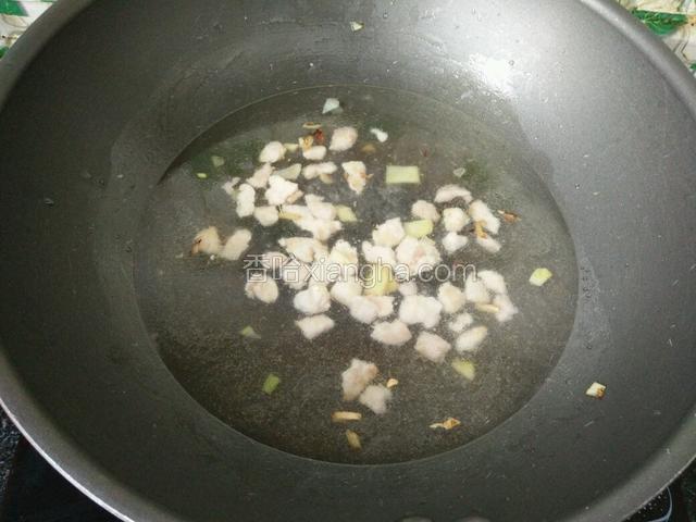 翻炒至猪肉变色后直接倒入纯净水。