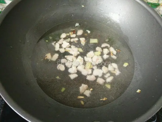 翻炒至猪肉变色后直接倒入纯净水。