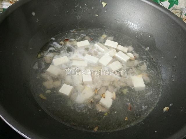 然后接着把豆腐块放进去一块盖锅盖，小火慢炖10分钟，出锅前撒上盐白胡椒粉和味精。