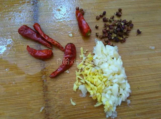 准备花椒、红干椒、姜、蒜。