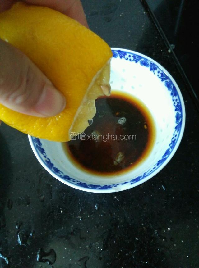 在碗里加少许盐、味极鲜、白糖，挤入半个柠檬汁（没有就用醋代替），调好汁。