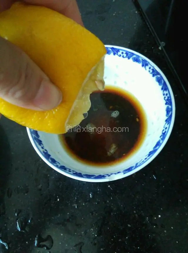 在碗里加少许盐、味极鲜、白糖，挤入半个柠檬汁（没有就用醋代替），调好汁。