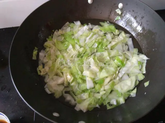 加入圆白菜煮至变色捞起过凉开水。