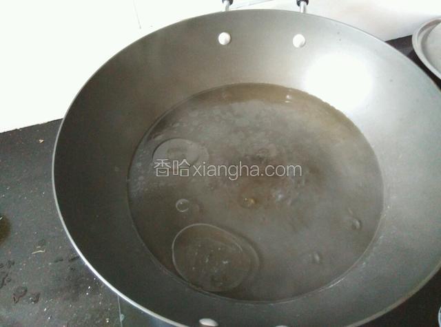 锅里水烧开，加入适量油、盐。