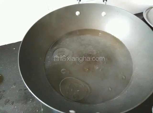 锅里水烧开，加入适量油、盐。