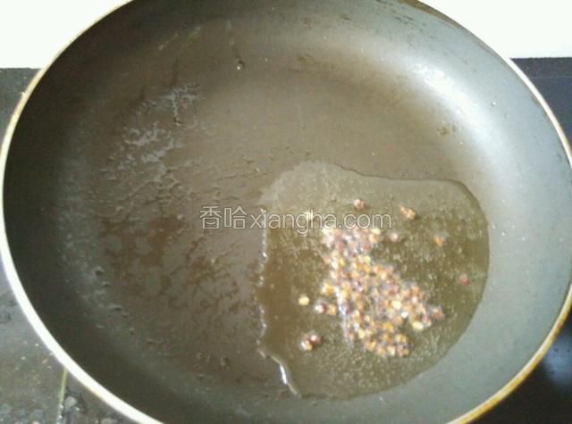 油锅烧热，下花椒炸香，拣去不用。