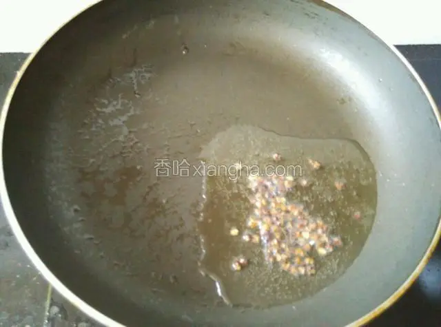 油锅烧热，下花椒炸香，拣去不用。