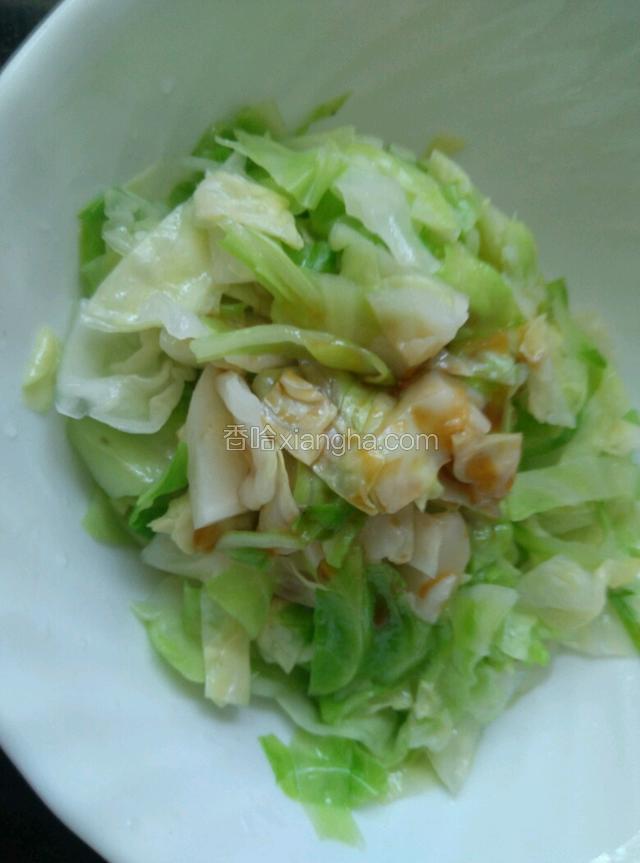  把调好的酱汁倒入装圆白菜的碗里。