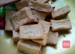 油豆腐炒辣椒的做法图解5