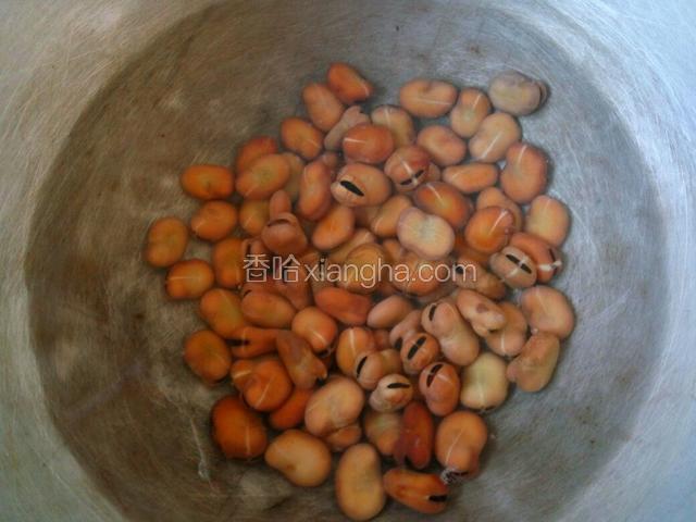 蚕豆凉水下锅，烧开煮二分钟